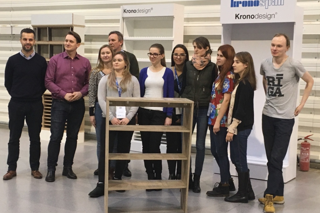 Studenci uczyli się robić meble w Kronospan Design Factory