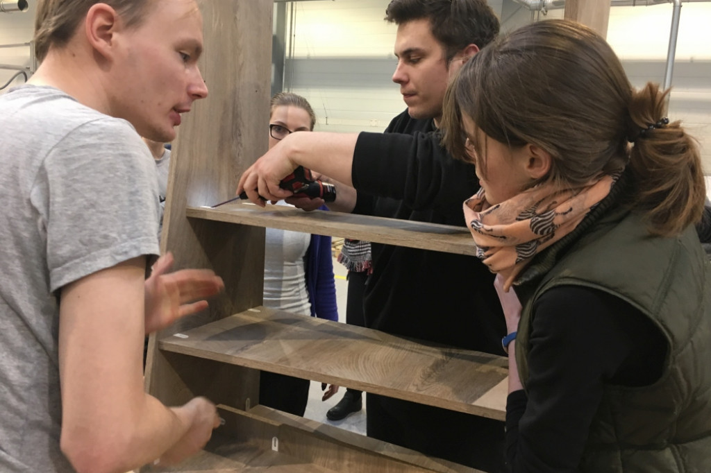 Studenci uczyli się robić meble w Kronospan Design Factory
