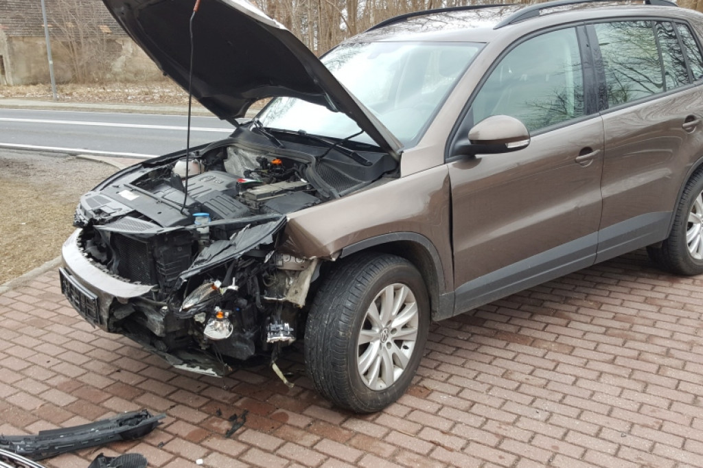 Niebezpieczne zdarzenie drogowe w Białym Borze. Zderzenie dwóch samochodów