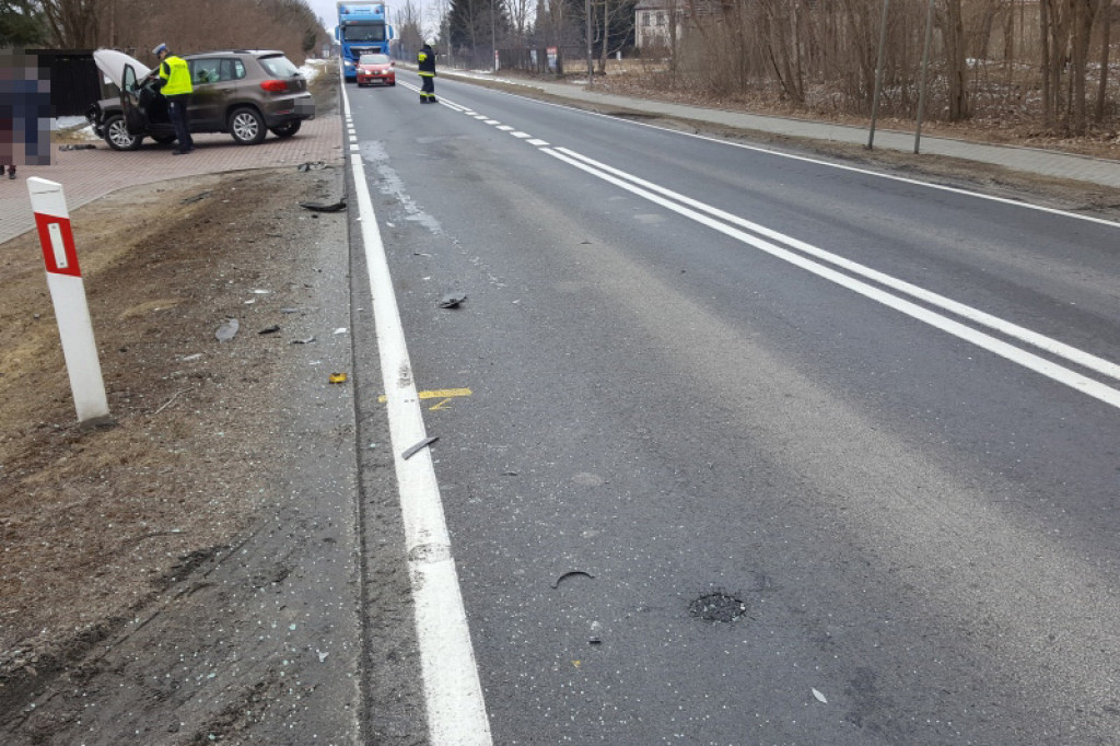 Niebezpieczne zdarzenie drogowe w Białym Borze. Zderzenie dwóch samochodów