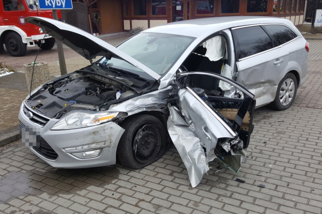 Niebezpieczne zdarzenie drogowe w Białym Borze. Zderzenie dwóch samochodów