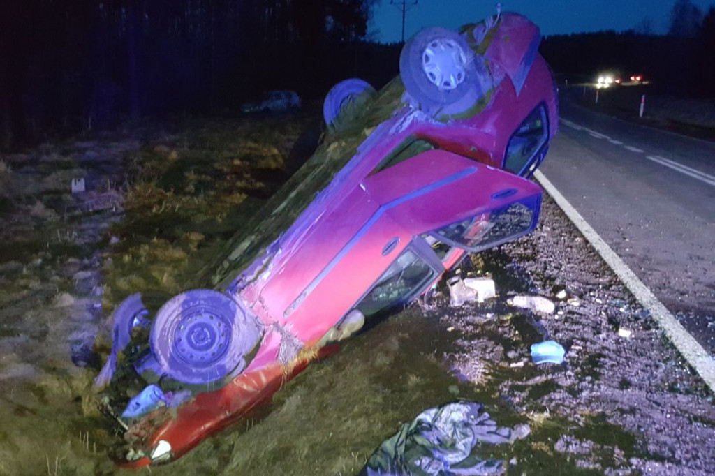 Renault dachował pomiędzy Marcelinem a Gwdą