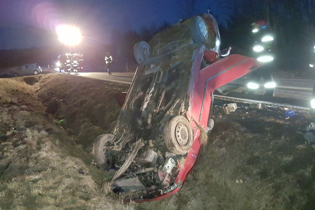 Renault dachował pomiędzy Marcelinem a Gwdą