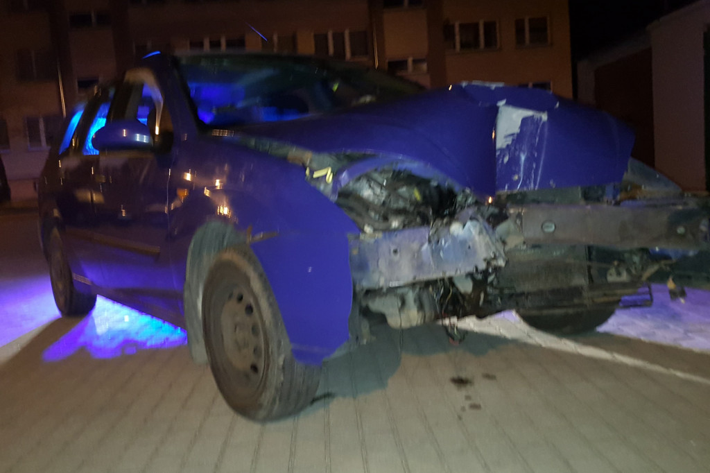 Ford po zderzeniu z lampą