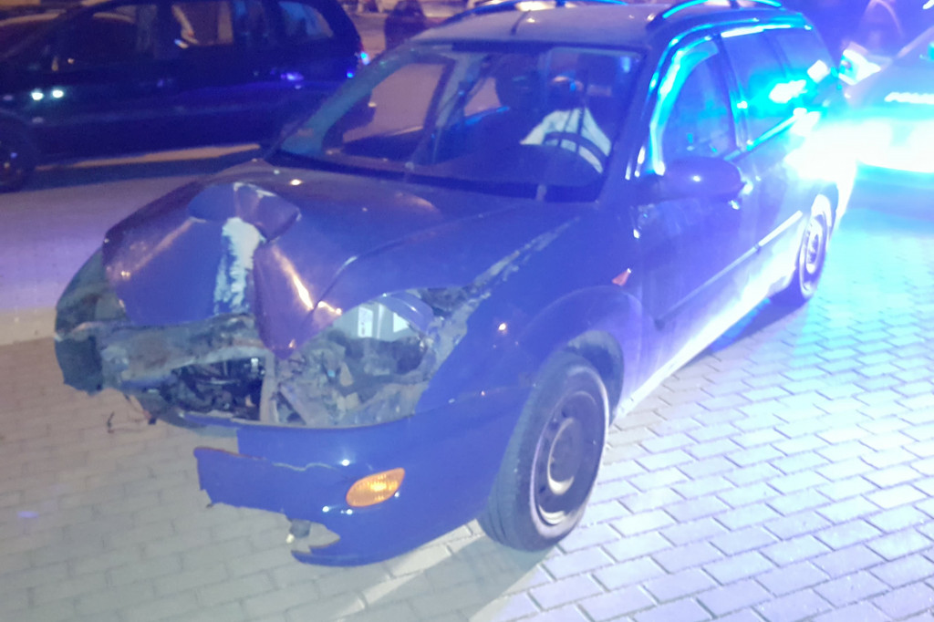 Ford po zderzeniu z lampą