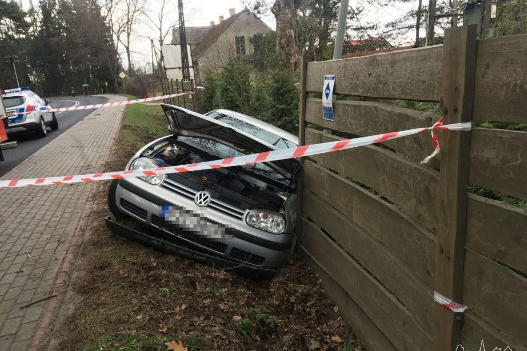 Volkswagen wpadł w poślizg i wjechał w ogrodzenie