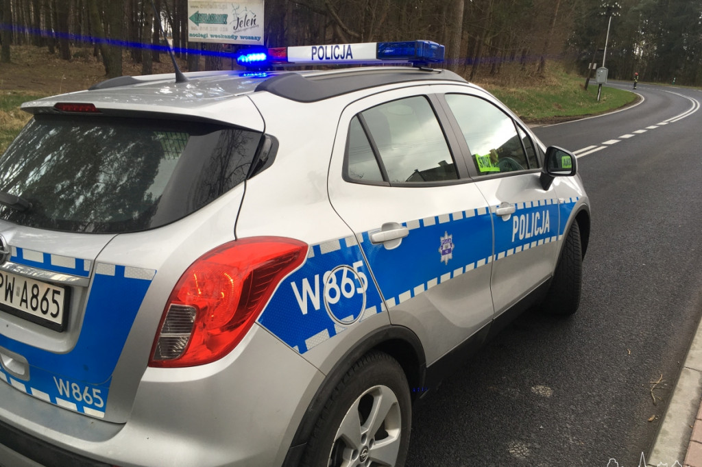 Volkswagen wpadł w poślizg i wjechał w ogrodzenie