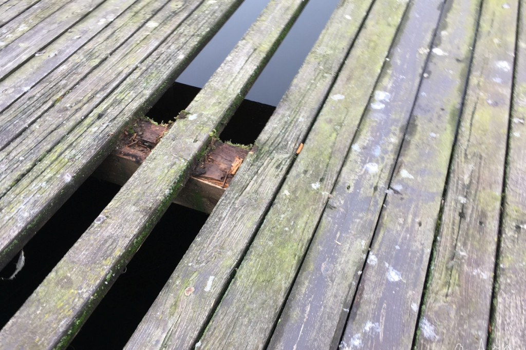 Pomost przy wyciągu w coraz gorszym stanie