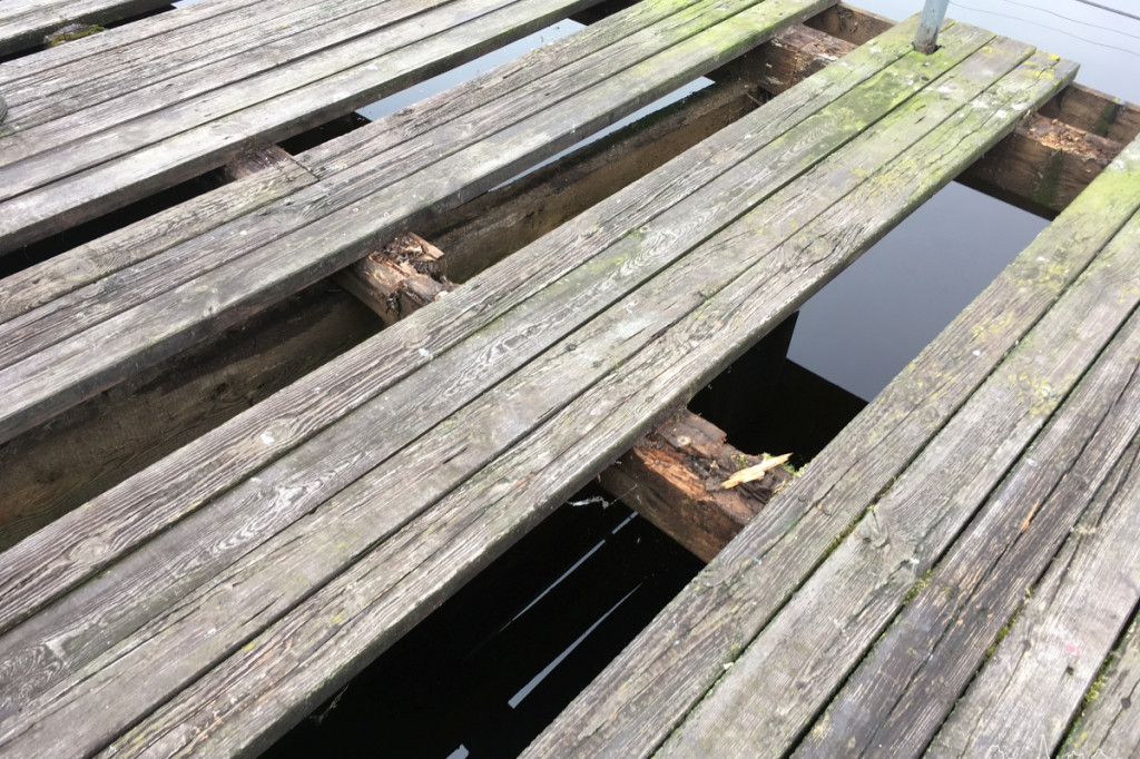 Pomost przy wyciągu w coraz gorszym stanie