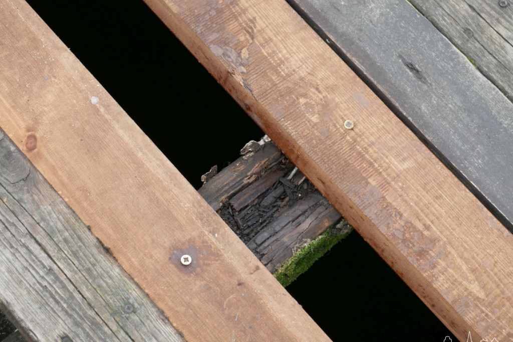 Pomost przy wyciągu w coraz gorszym stanie