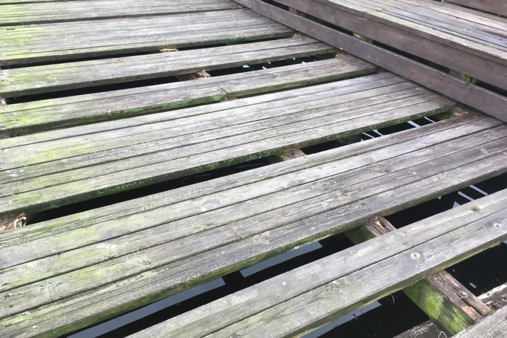 Pomost przy wyciągu w coraz gorszym stanie