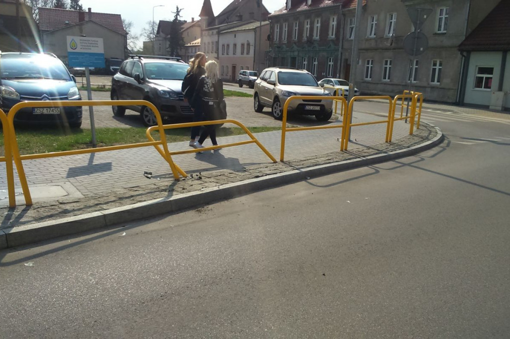 Kolizja na rondzie. Peugeot uderzył w audi i wpadł na barierki