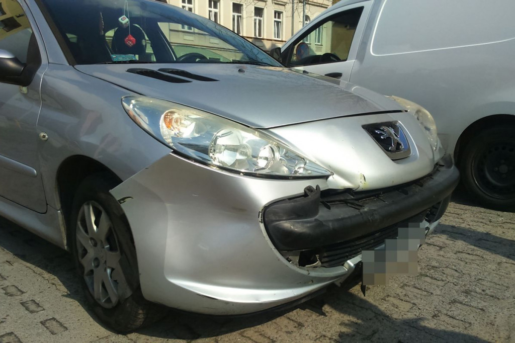 Kolizja na rondzie. Peugeot uderzył w audi i wpadł na barierki