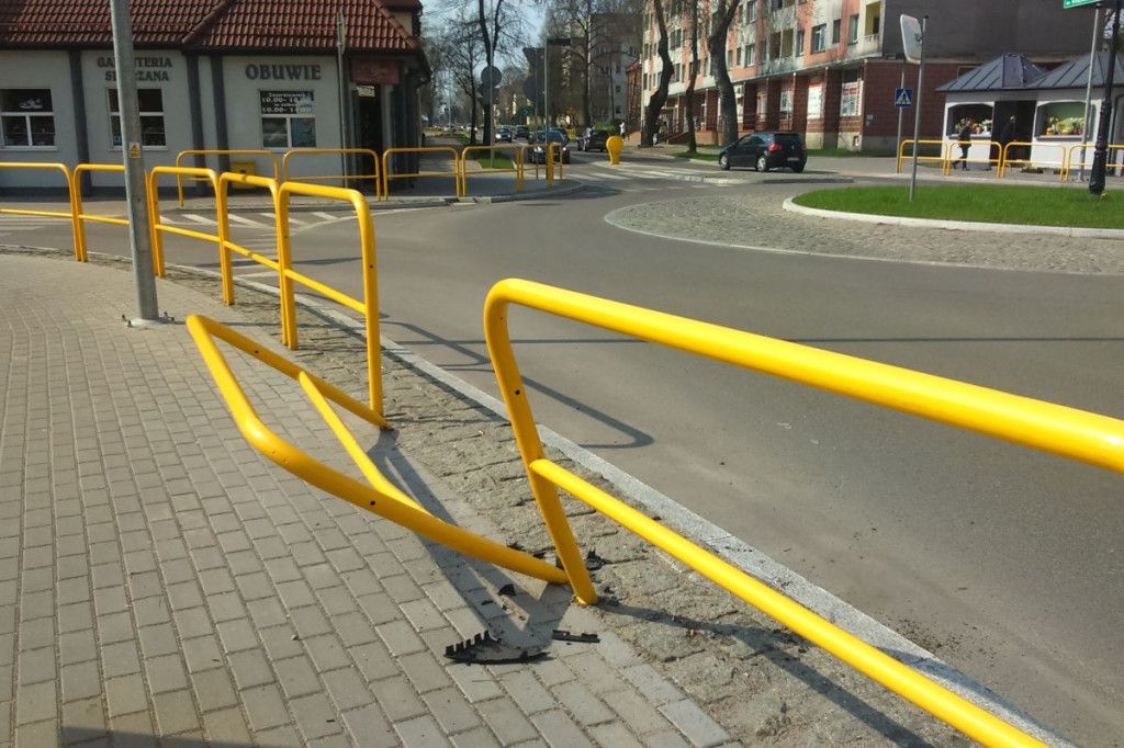 Kolizja na rondzie. Peugeot uderzył w audi i wpadł na barierki