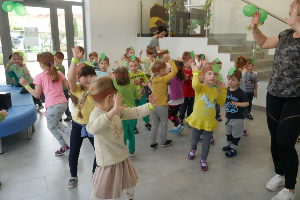 Dzieci z przedszkola Miś posadziły drzewka