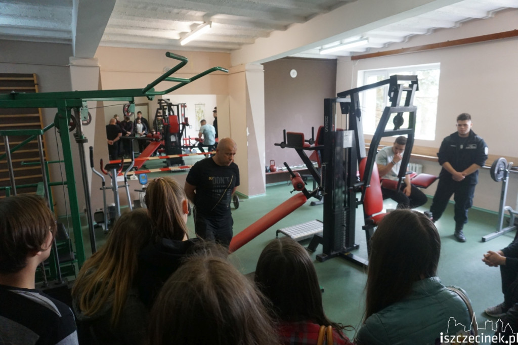 Za mundurem uczniowie sznurem?