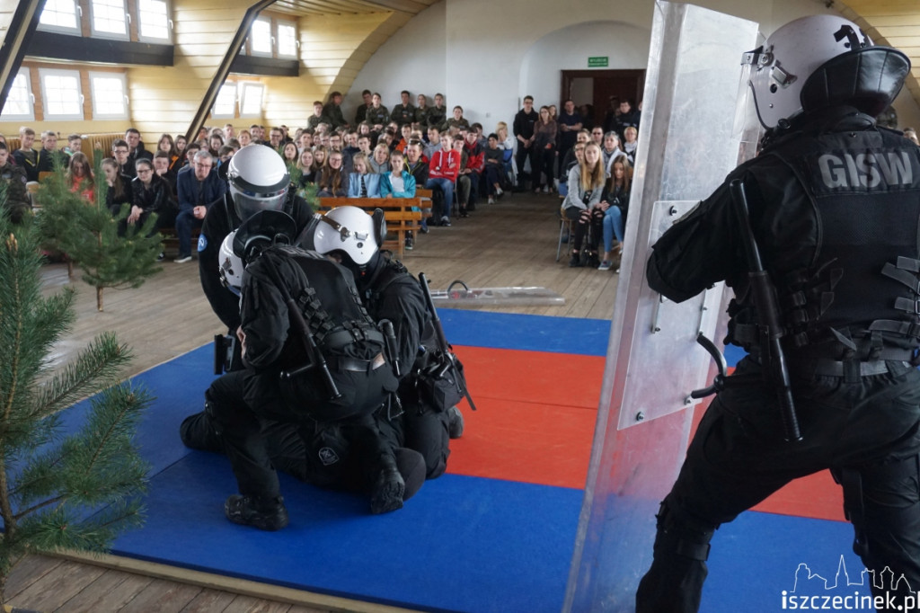 Za mundurem uczniowie sznurem?