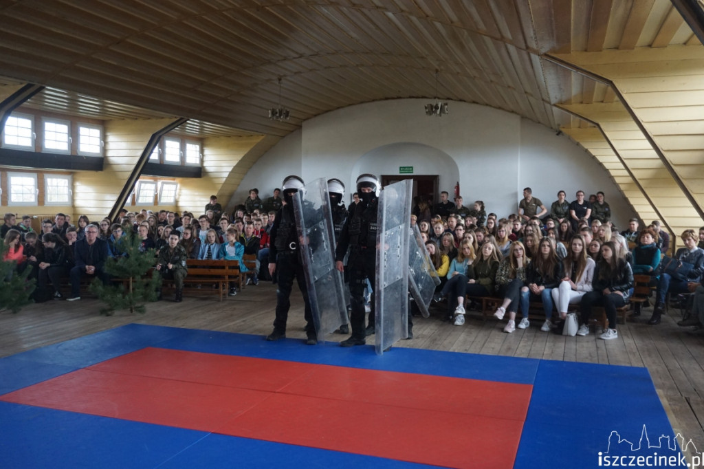 Za mundurem uczniowie sznurem?