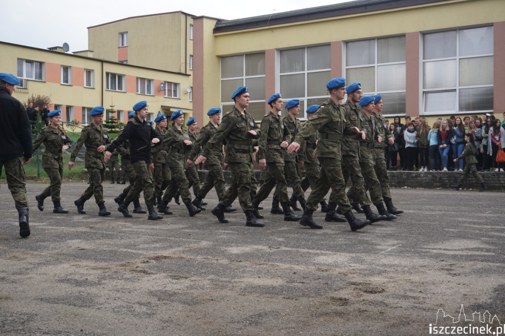 Za mundurem uczniowie sznurem?