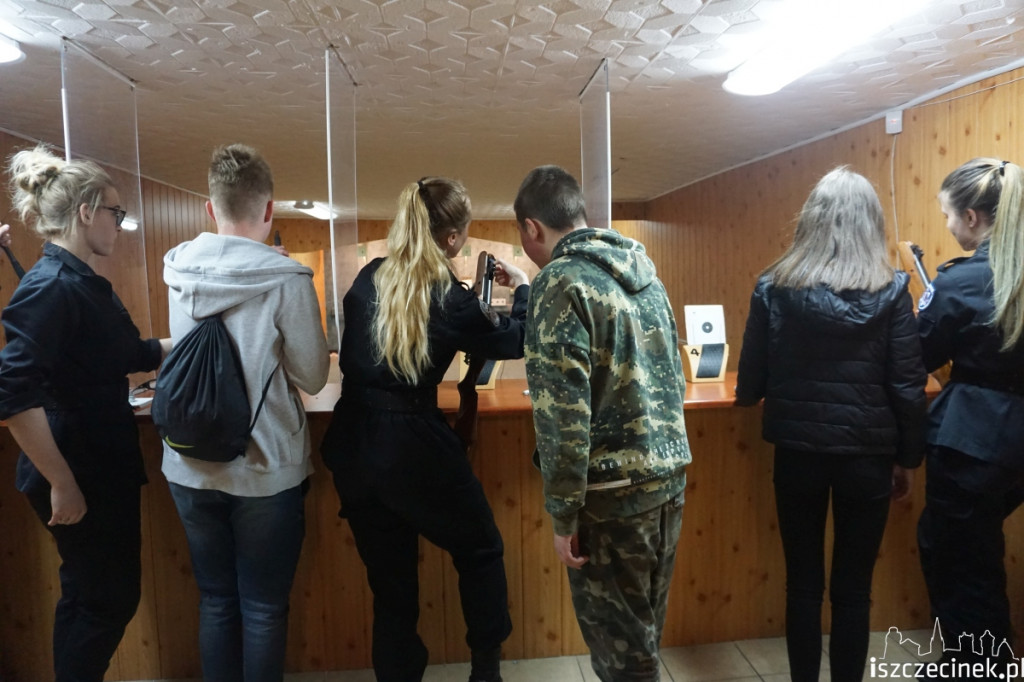 Za mundurem uczniowie sznurem?