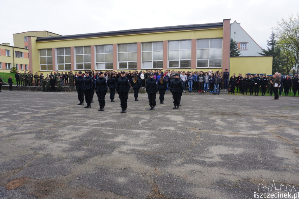 Za mundurem uczniowie sznurem?