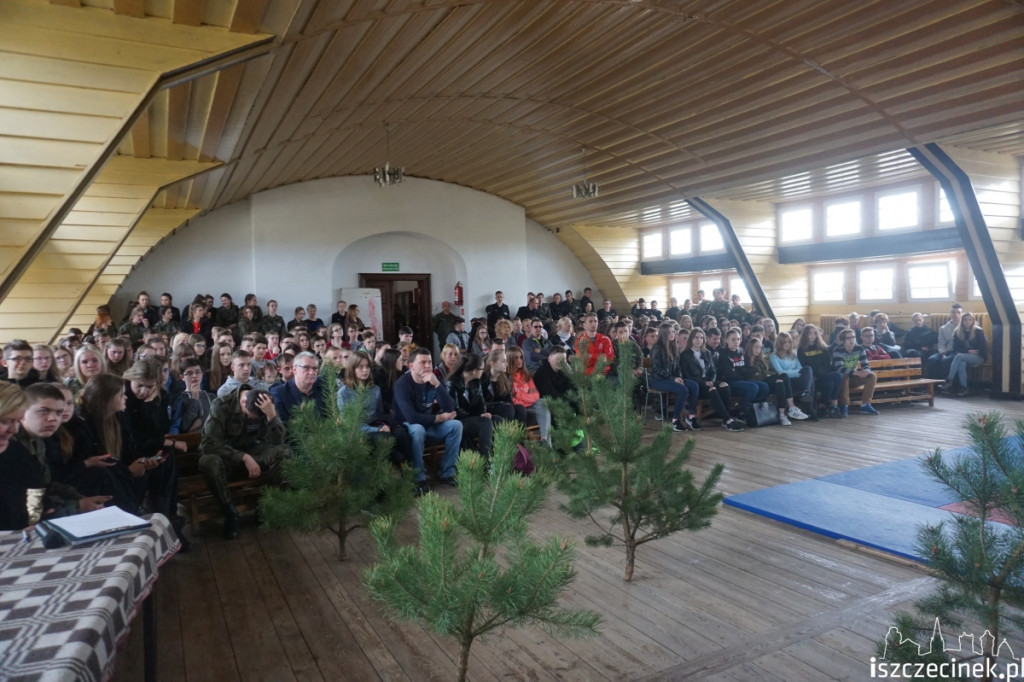 Za mundurem uczniowie sznurem?