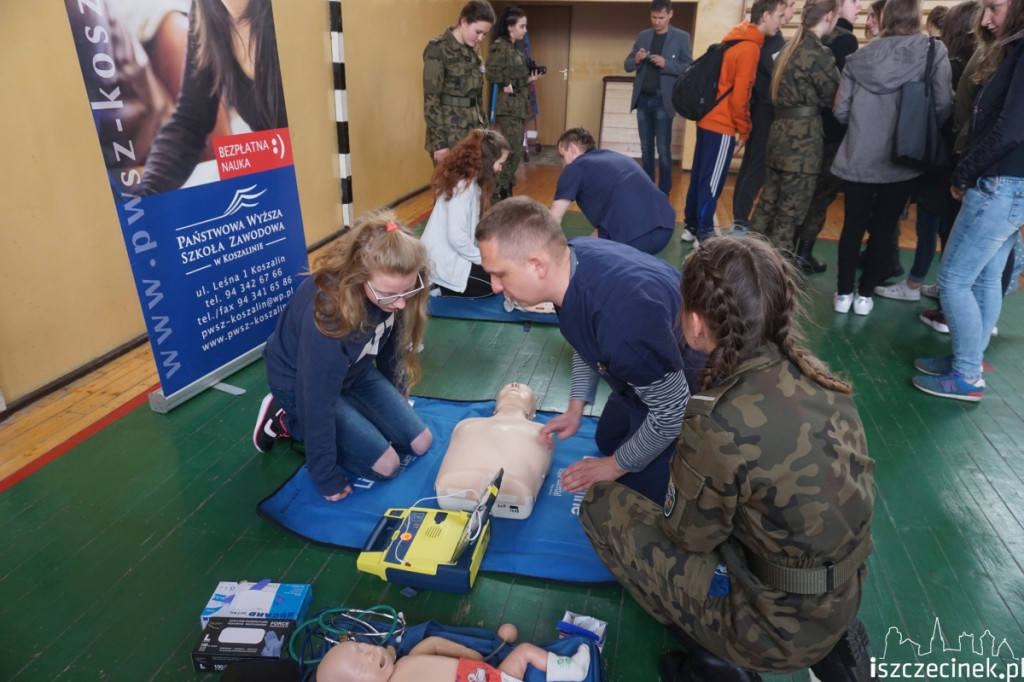 Za mundurem uczniowie sznurem?