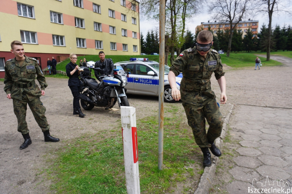 Za mundurem uczniowie sznurem?