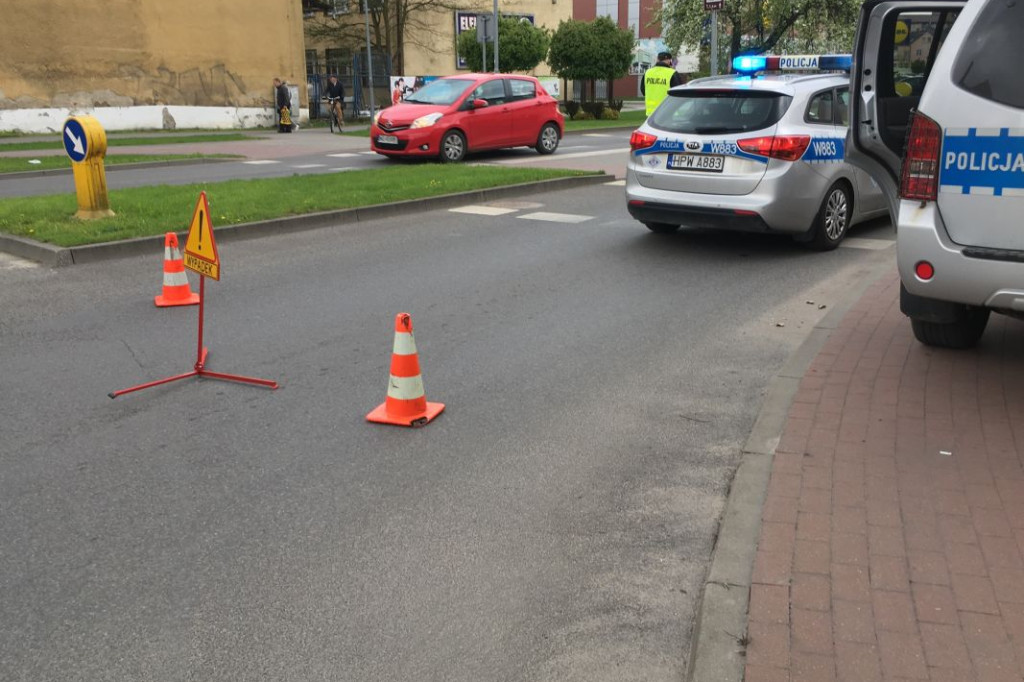 Rowerzystka pod kołami taksówki. Wypadek w centrum miasta