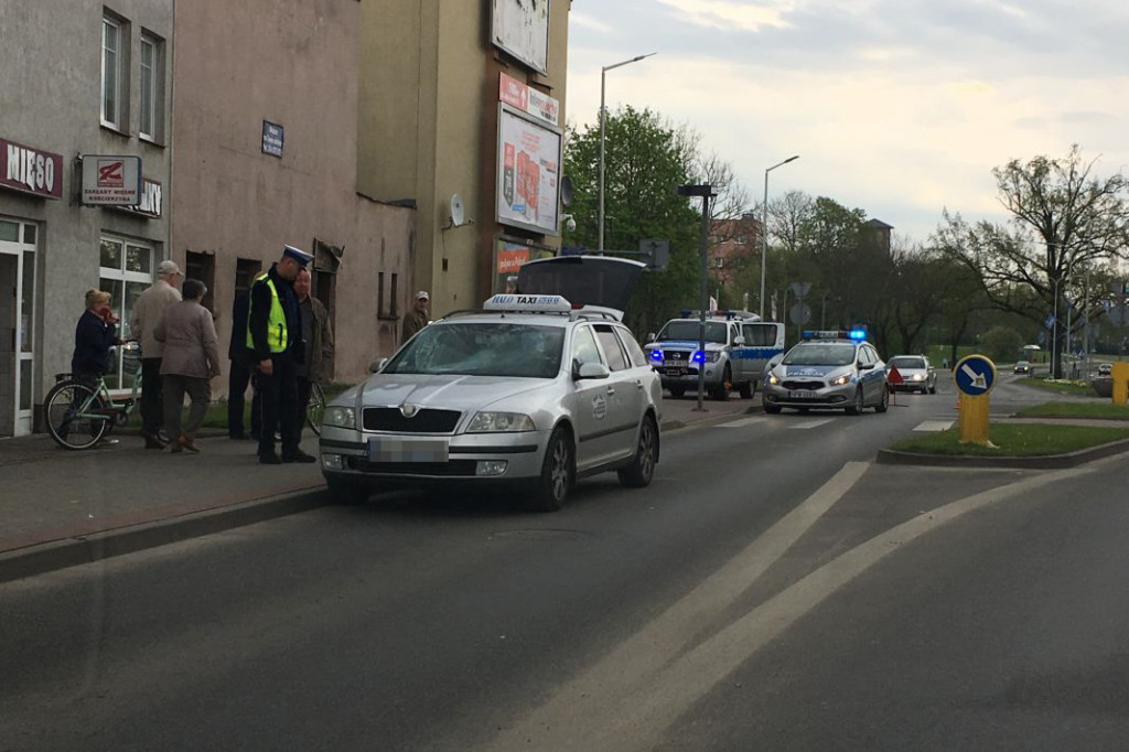 Rowerzystka pod kołami taksówki. Wypadek w centrum miasta