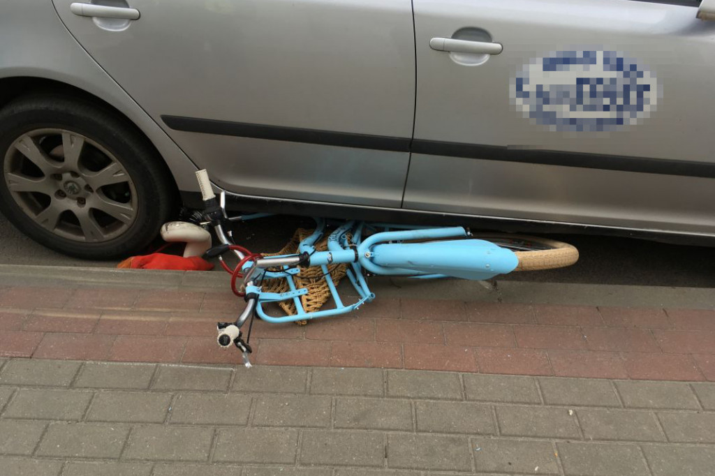 Rowerzystka pod kołami taksówki. Wypadek w centrum miasta