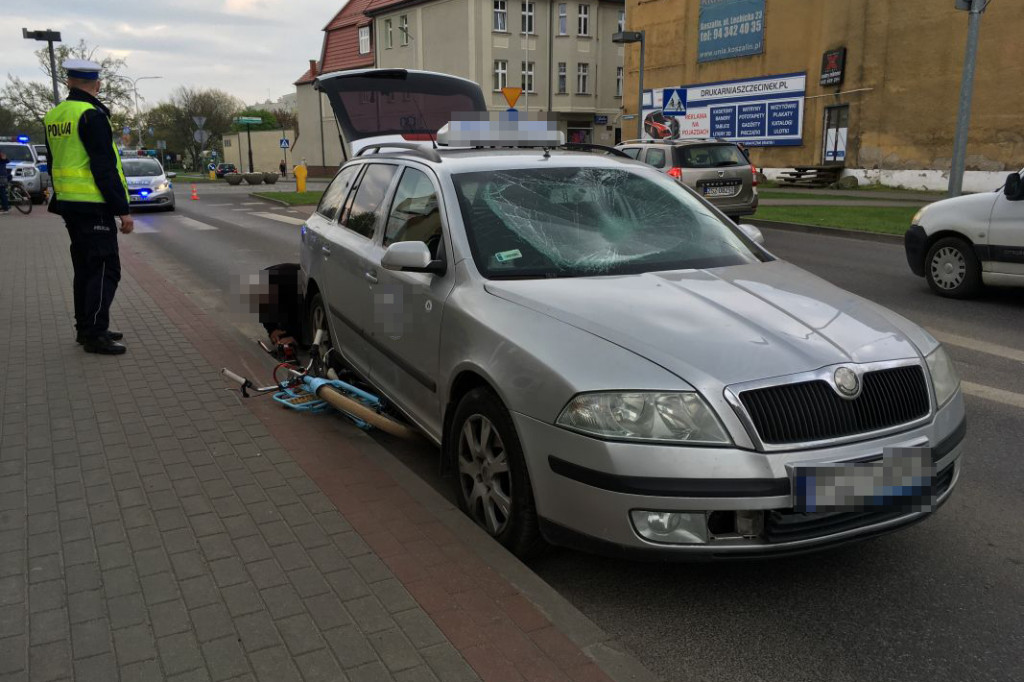 Rowerzystka pod kołami taksówki. Wypadek w centrum miasta