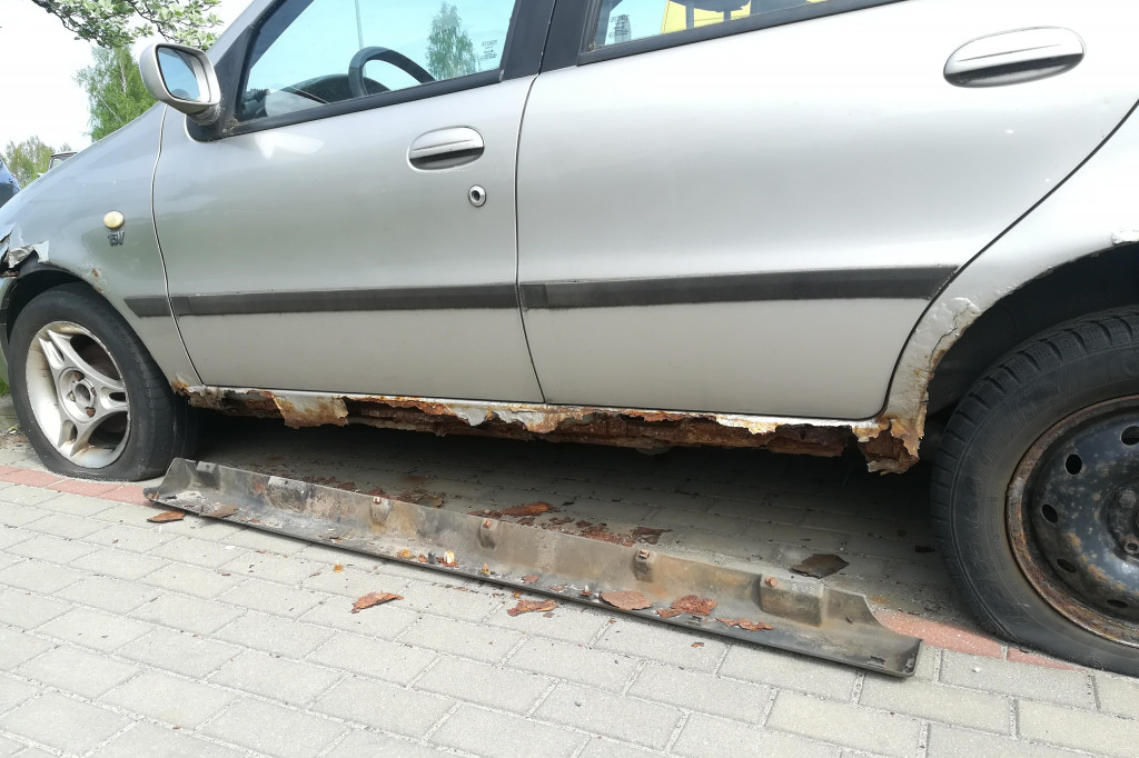 SZCZECINEK. Wraki na parkingach