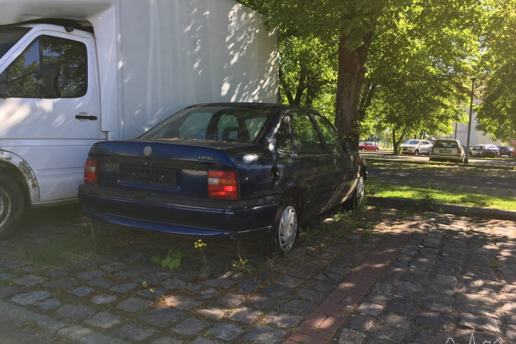 SZCZECINEK. Wraki na parkingach