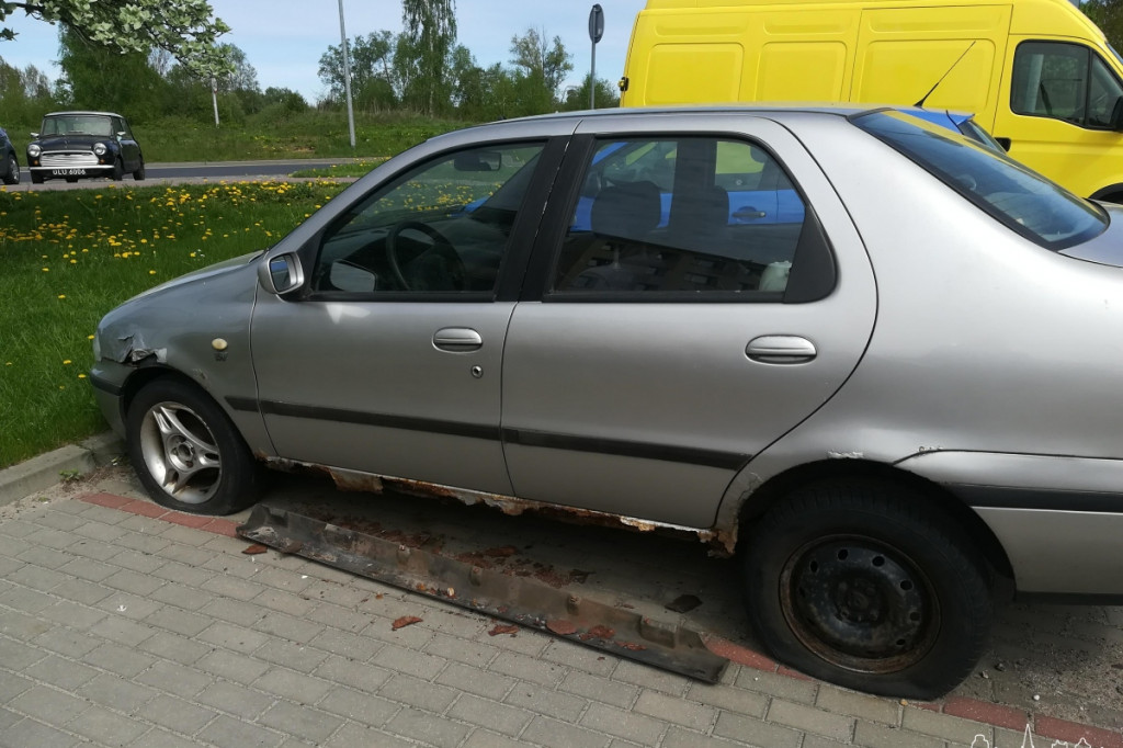 SZCZECINEK. Wraki na parkingach