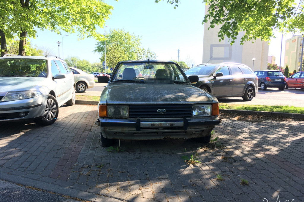 SZCZECINEK. Wraki na parkingach