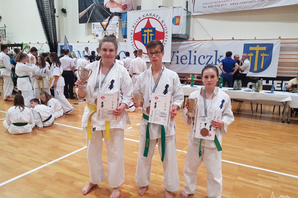 Trzech zawodników, trzy medale. Udany start szczecineckich karateków