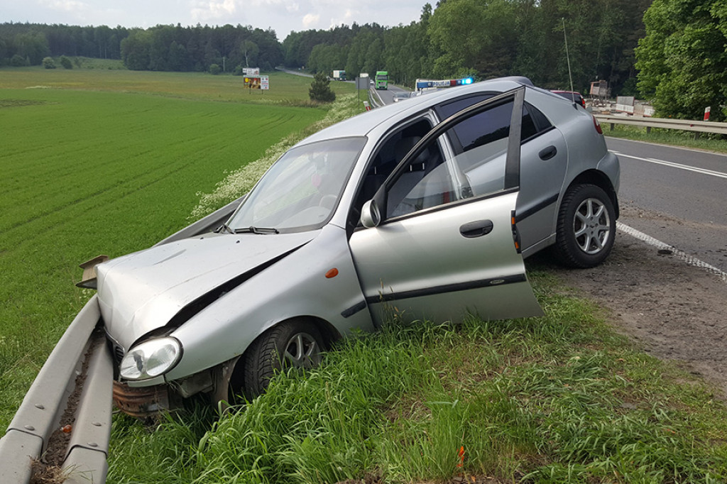Daewoo Lanos rozbił się na barierkach. Niebezpieczne zdarzenie na DK-11