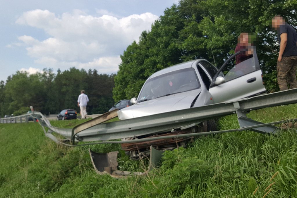 Daewoo Lanos rozbił się na barierkach. Niebezpieczne zdarzenie na DK-11