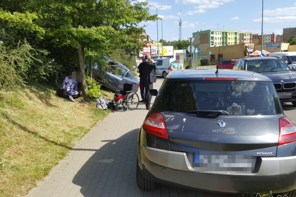 Mężczyzna zasłabł za kierownicą. Wypadek w centrum miasta