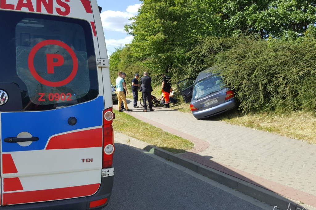 Mężczyzna zasłabł za kierownicą. Wypadek w centrum miasta