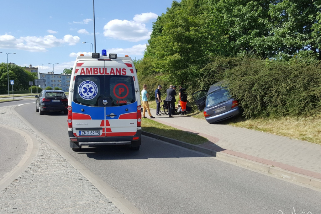 Mężczyzna zasłabł za kierownicą. Wypadek w centrum miasta