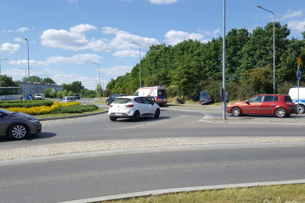 Mężczyzna zasłabł za kierownicą. Wypadek w centrum miasta