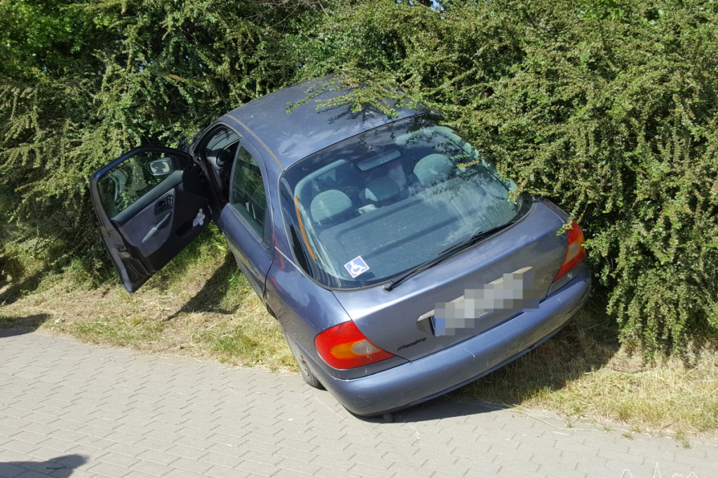 Mężczyzna zasłabł za kierownicą. Wypadek w centrum miasta