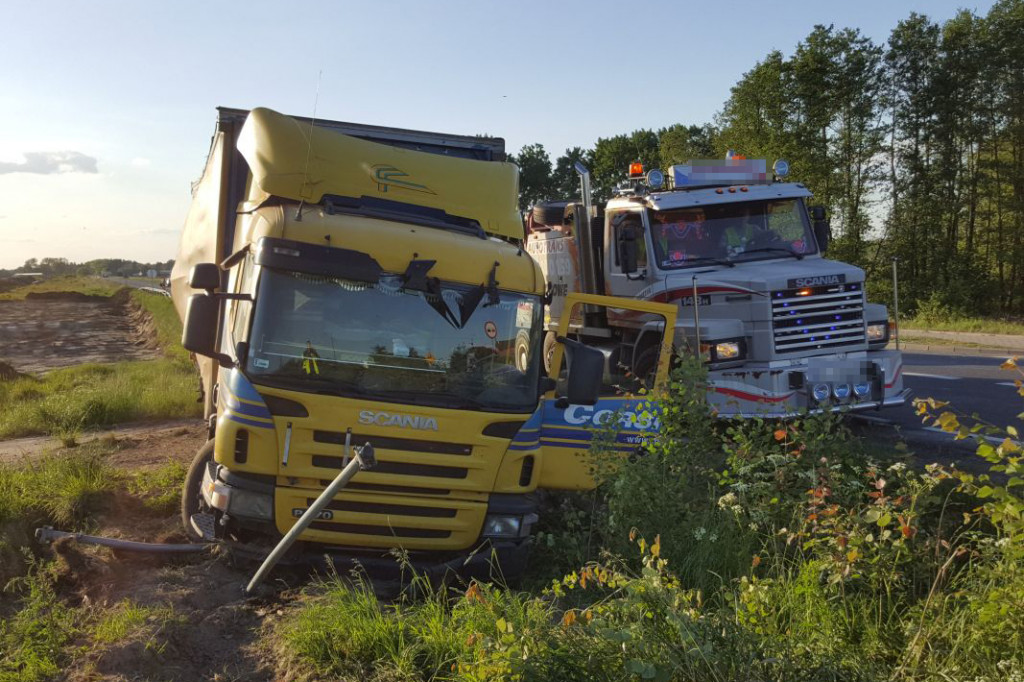 Ciężarówka w rowie na DK-11