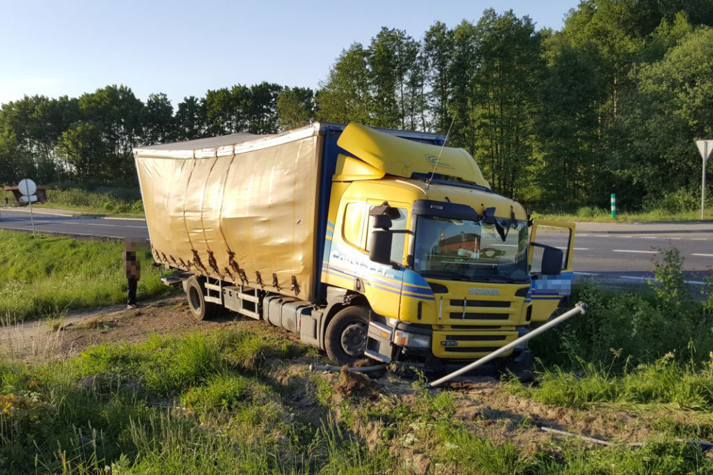 Ciężarówka w rowie na DK-11