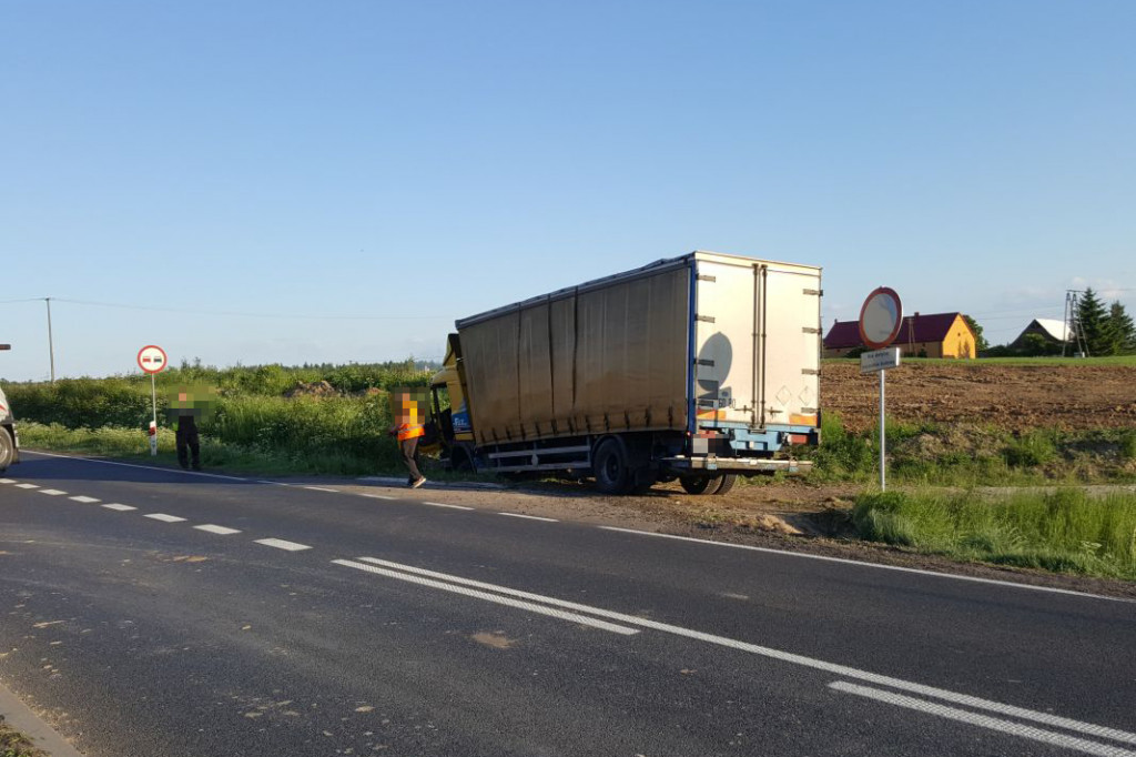 Ciężarówka w rowie na DK-11