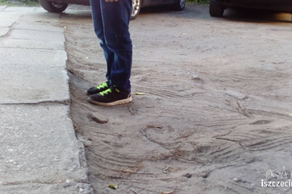 40-centymetrowe dziury na parkingu