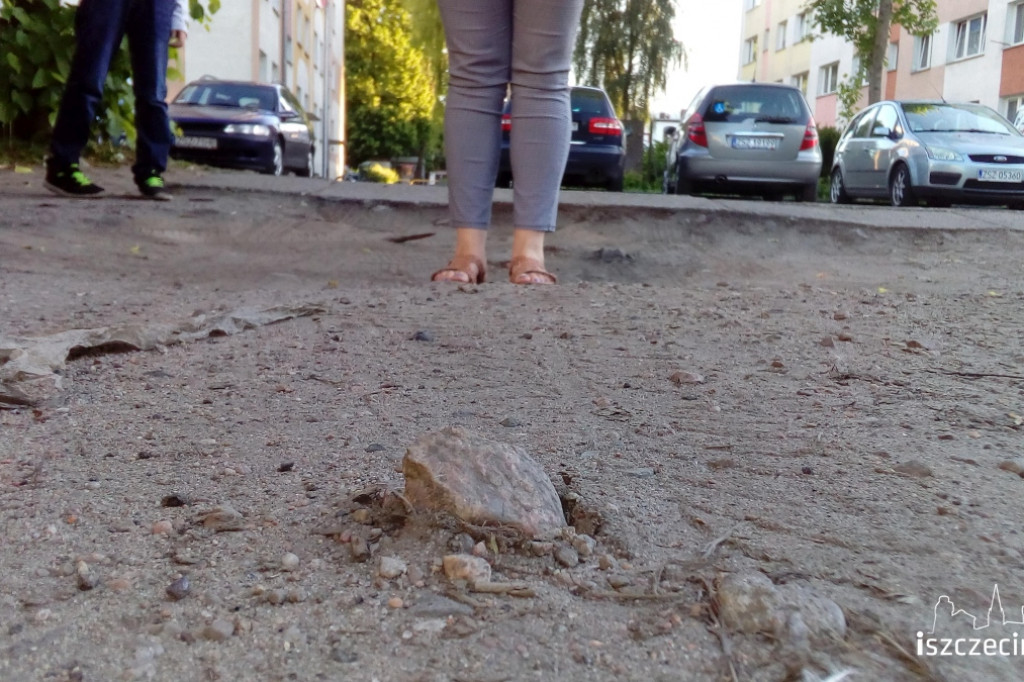 40-centymetrowe dziury na parkingu