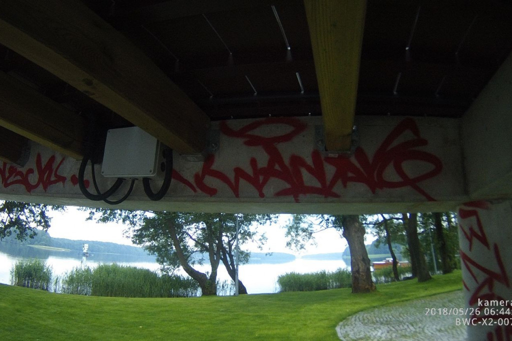 Pomost zamkowy z graffiti. ?Artyści? wpadli na gorącym uczynku